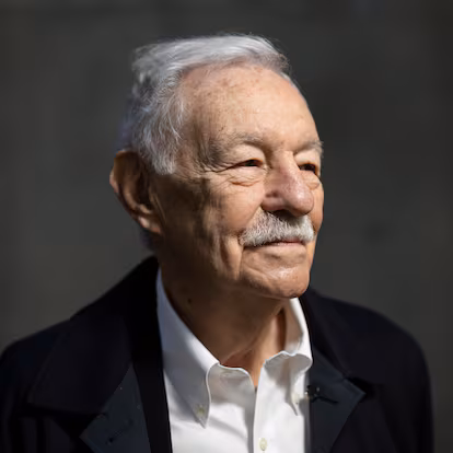 Fotografia del autor Eduardo Mendoza